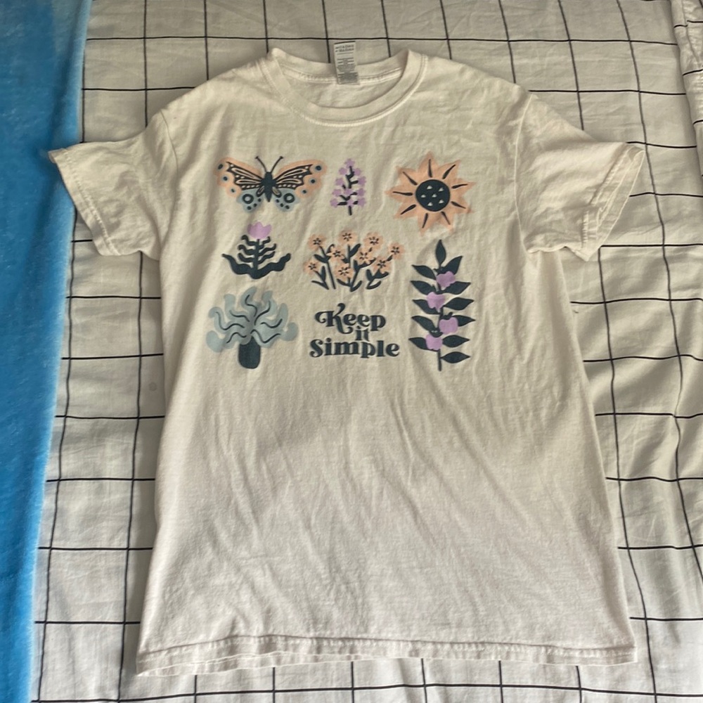 Size small in women’s. Cute t-shirt for daily wear.